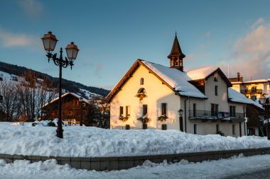 megeve Fransa Fransız Alpleri'nde köy akşamı