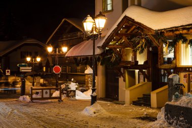 megeve Noel arifesinde ışıklı cadde Fransız alps, Fransa