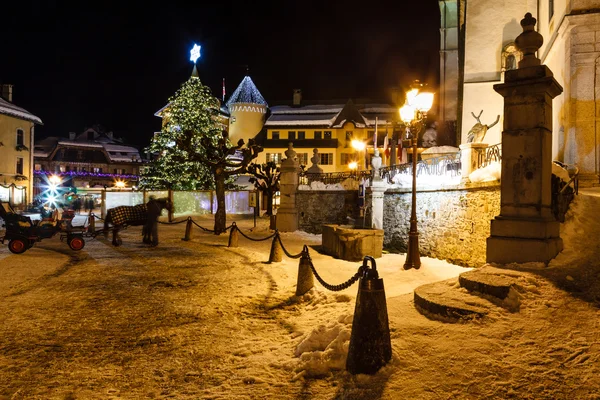 Verlichte kerstboom op het centrale plein van megeve in Frans — Stockfoto