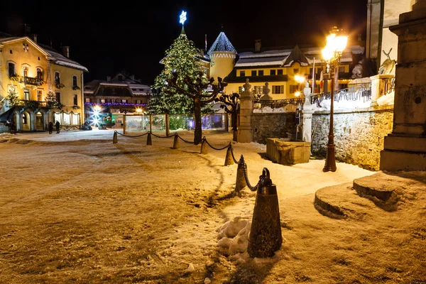 Árbol de Navidad iluminado en la Plaza Central de Megeve en francés —  Fotos de Stock