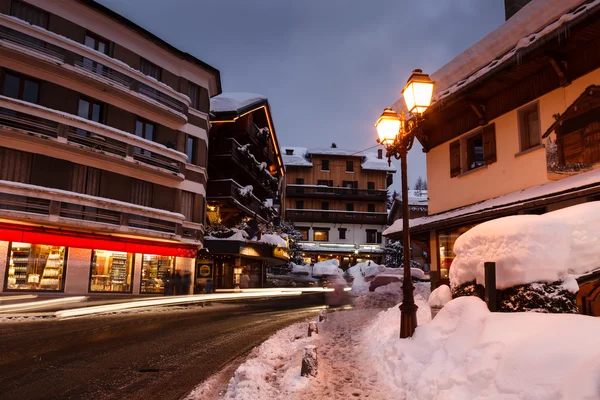 Upplyst gata i megeve på julafton, franska Alperna, fran — Stockfoto