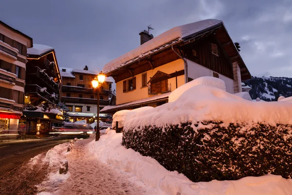 Megeve estación de esquí en los Alpes franceses en la noche — Foto de Stock