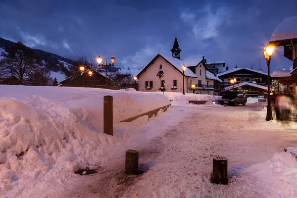 梅杰夫滑雪场在法国阿尔卑斯山夜 — 图库照片