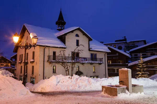 Иллюминированная улица Межева в канун Рождества, Французские Альпы, Фран — стоковое фото