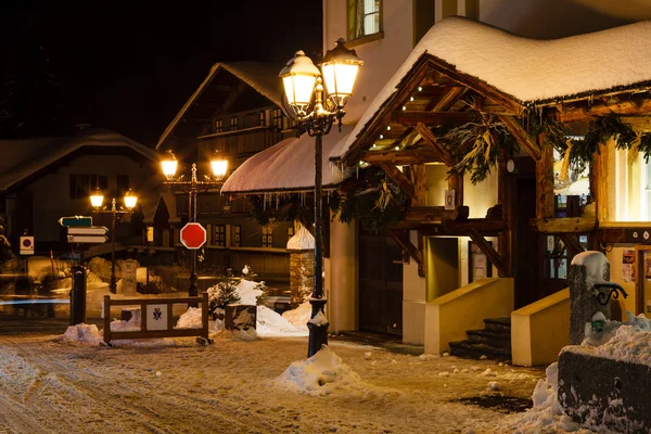 Kivilágított utcán a Megeve karácsony estéjén, francia Alpok, Franciaország — Stock Fotó