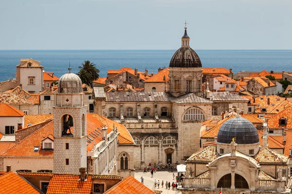 Luftaufnahme der Altstadt von Dubrovnik von der Stadtmauer, cr — Stockfoto