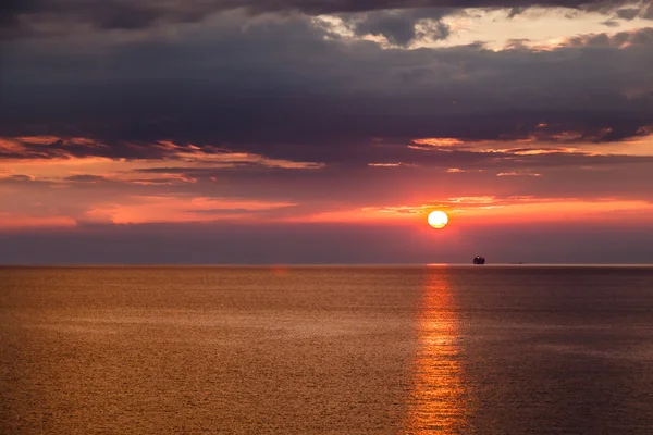Гарний захід сонця і драматичні червоне небо поблизу Генуї в Італії — стокове фото
