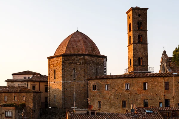 ดวงอาทิตย์ตกในเมืองเล็ก ๆ ของ Volterra ในทัสกานี, อิตาลี — ภาพถ่ายสต็อก