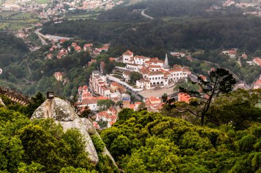 sintra Ulusal Sarayı murish Castle yakınındaki li üzerinde havadan görünümü