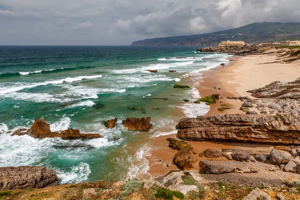 Spiaggia di Guincho sull'Oceano Atlantico con tempo tempestoso vicino Lisbona, P — Foto Stock