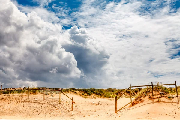 Weiße wolken über guincho beach in cascais in der nähe von lisbon, portugal — Stockfoto