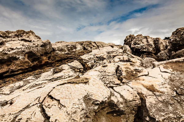 Cliffs rachados na Praia Rochosa em Cascais, perto de Lisboa, Portugal — Fotografia de Stock