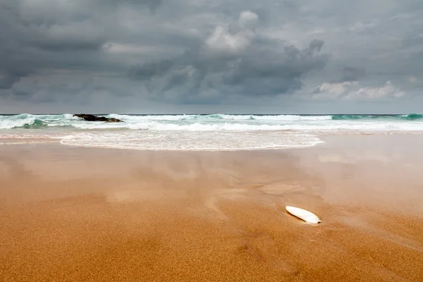 著名的 guincho 海滩附近里斯本，葡萄牙卡斯卡伊斯 — 图库照片