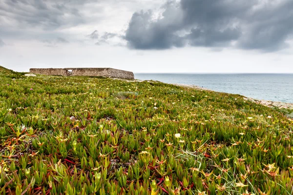 Antigua fortaleza en la playa Guincho en Cascais cerca de Lisboa, Portugal — Foto de Stock