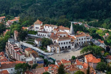 sintra Ulusal Sarayı murish Castle yakınındaki li üzerinde havadan görünümü