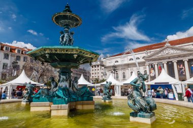 rossio üzerinde Barok çeşme Meydanı Lizbon en canlı placa,