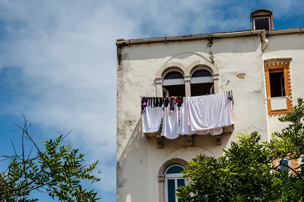 Detalj av en gammal byggnad i Lissabon, Portugal — Stockfoto