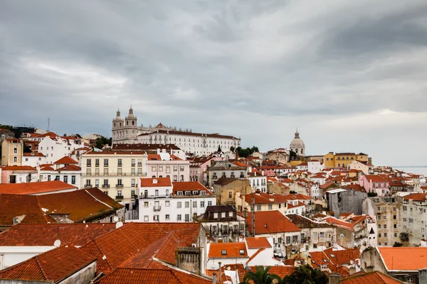 Widok z lotu ptaka na dzielnicy alfama w Lizbonie, Portugalia — Zdjęcie stockowe