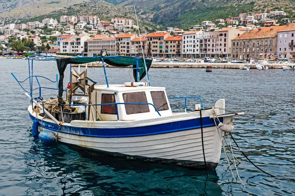 Visser boot gekoppeld aan de haven in senj, Kroatië — Stockfoto