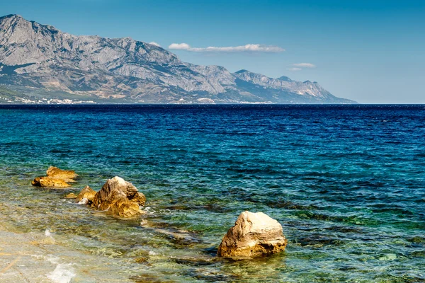 Bella spiaggia adriatica vicino a Spalato e Biokovo Montagne in Bac — Foto Stock