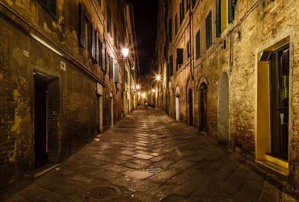 Callejón estrecho con edificios antiguos en la ciudad medieval de Siena, Tusca —  Fotos de Stock