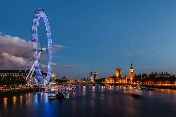 Londons silhuett med westminster bridge och big ben i den evenin — Stockfoto