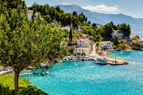 Baía Adriática bonita e a aldeia perto de Split, Croácia Fotografia De Stock