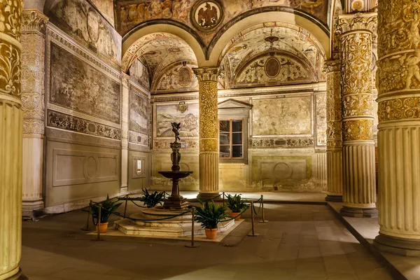 Rico Interior do Palazzo Vecchio (Palácio Antigo) um Romanesq maciço Fotografia De Stock