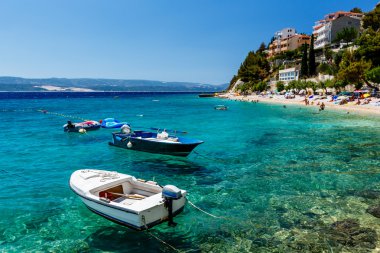 split, Hırvatistan yakınındaki sakin bir koyda Motorlu kayak sandallar