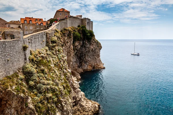 Yacht and Impregnable Walls of Dubrovnik, Croatia — Stock Photo, Image