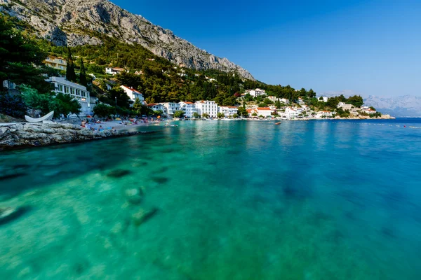 Piękna plaża i przejrzyste turkusowy Adriatyk w pobliżu dzielony — Zdjęcie stockowe