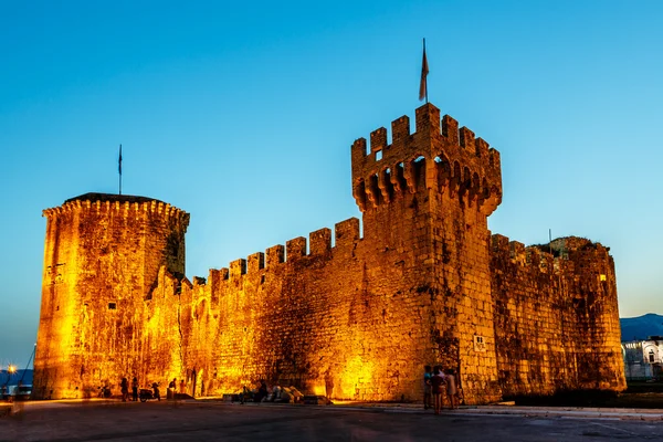 Středověký hrad kamerlengo v Trogiru svítí v noci — Stock fotografie