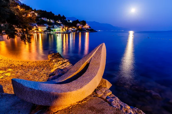 Bateau blanc sur la plage et la mer Méditerranée transparente dans la — Photo