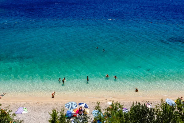Gyönyörű Adriai-tenger strand és átlátszó kék víz, split közelében, — Stock Fotó