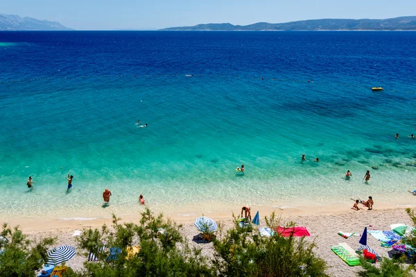 Hermosa playa y mar Adriático con agua azul transparente nea — Foto de Stock