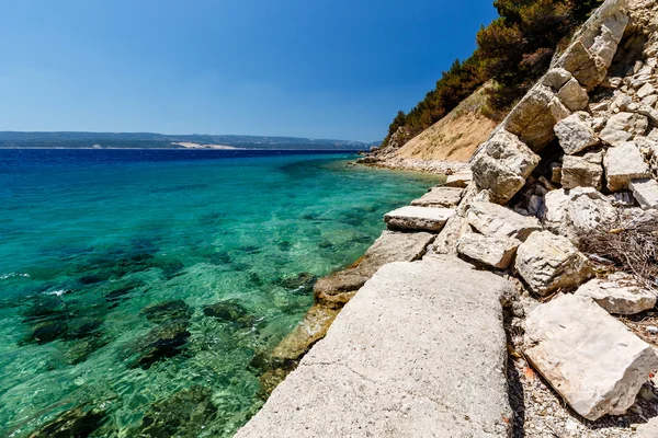 Prachtige Adriatische zee met diepblauwe water in de buurt van split, Kroatië — Stockfoto