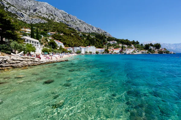 Bella spiaggia e trasparente mare Adriatico turchese vicino Spli — Foto Stock