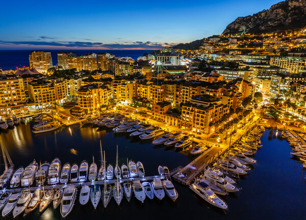 Вид с воздуха на Фонвье и гавань Монако с роскошными яхтами,