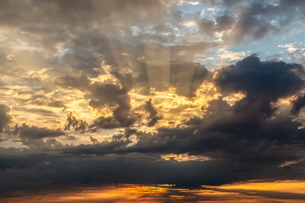 Драматичні захід сонця з червоних та золотих хмари поблизу Генуї, Італія — стокове фото