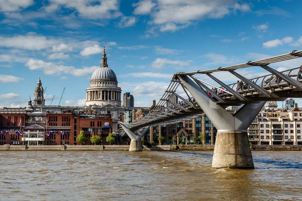 Millennium bridge och saint paul's cathedral i london, Förenade k — Stockfoto