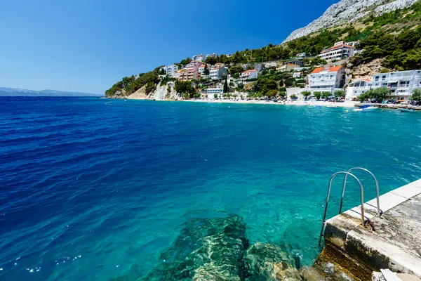 Μεταλλική σκάλα στη παραλία και τη γαλάζια Μεσόγειο θάλασσα κοντά στο Σπλιτ — Φωτογραφία Αρχείου
