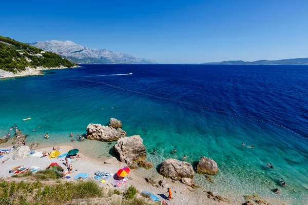 Belle plage et mer Adriatique avec eau bleue transparente nea — Photo