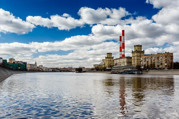 Paysage urbain de la rivière Moscou et centrale au charbon, Moscou, Russ — Photo