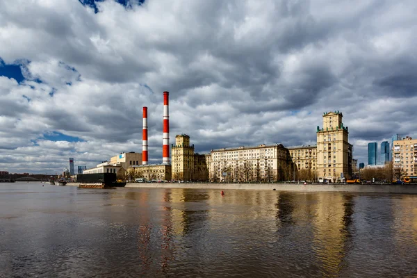 Paisaje urbano del río Moscú y central eléctrica de carbón, Moscú, Russ —  Fotos de Stock