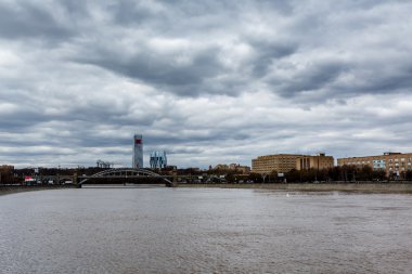 Moskova Nehri dolgu ve serçe tepeleri cityscape, Moskova, rus