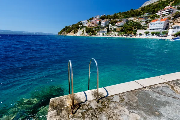 Metall stege på stranden och azure Medelhavet nära split — Stockfoto