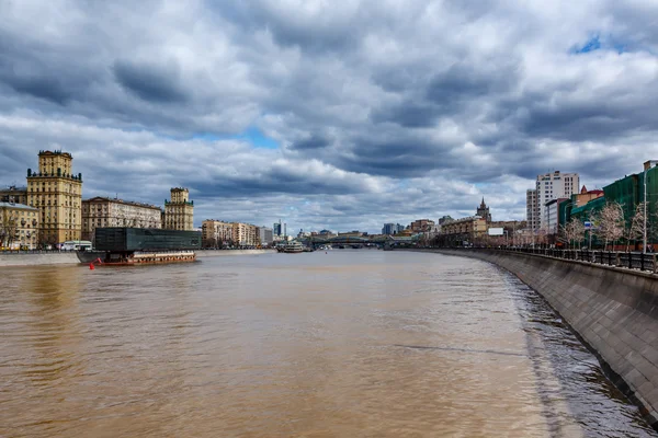 Río Moscú Embankment y Khamovniki Cityscape, Moscú, Rusia —  Fotos de Stock