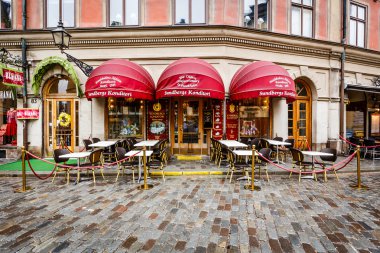 Stockholm eski kentte (Galma Jarntorget meydanında romantik Cafe