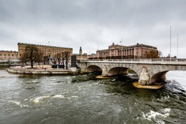 norrbro köprü ve bina Helgeandsholmen'in Adası'nda riksdag s