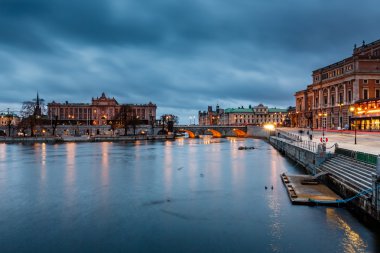 akşam, stockholm Kraliyet opera ve riksdag ışıklı sw